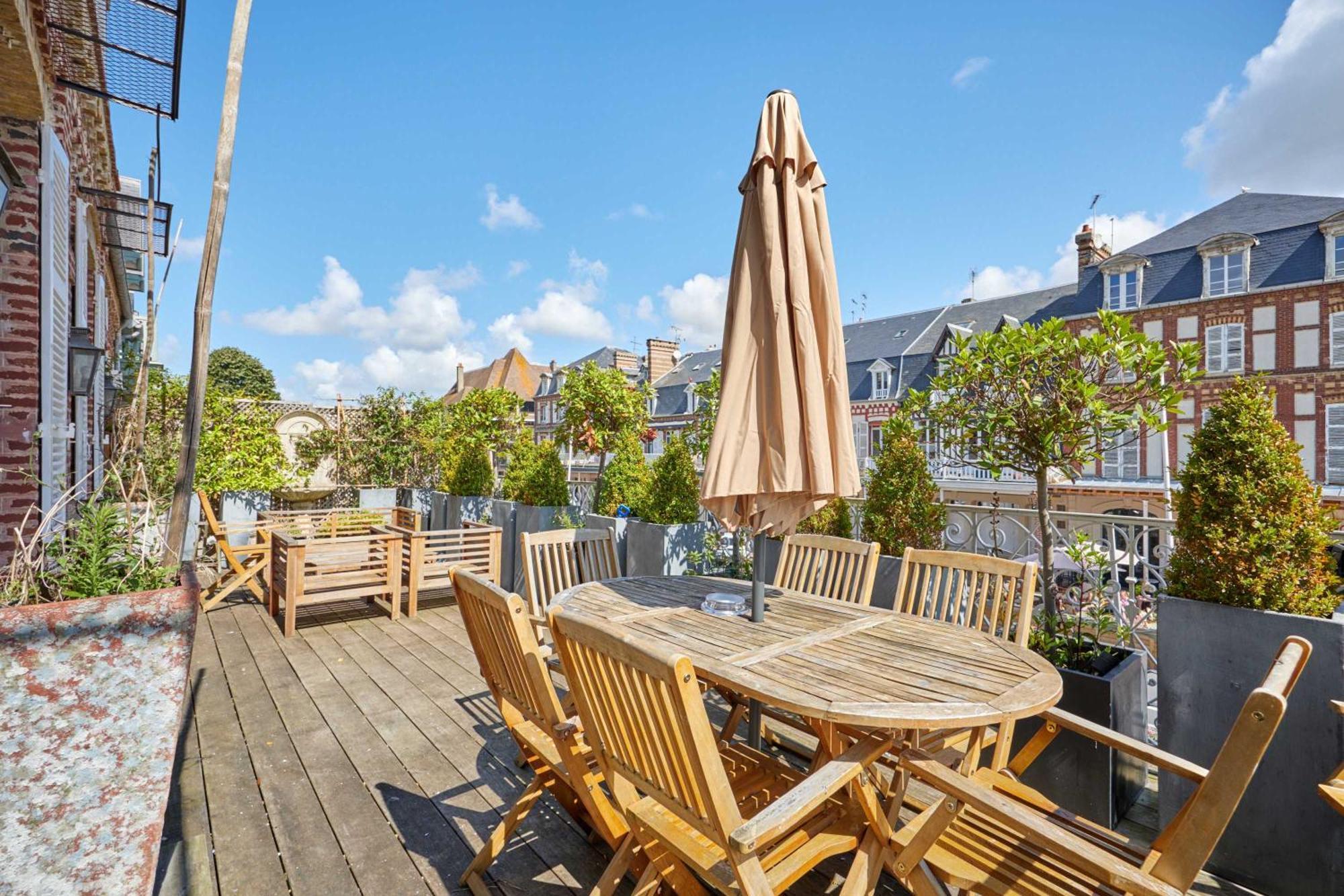Luxurious 4 Bedroom Duplex, 200m From Place Morny Deauville