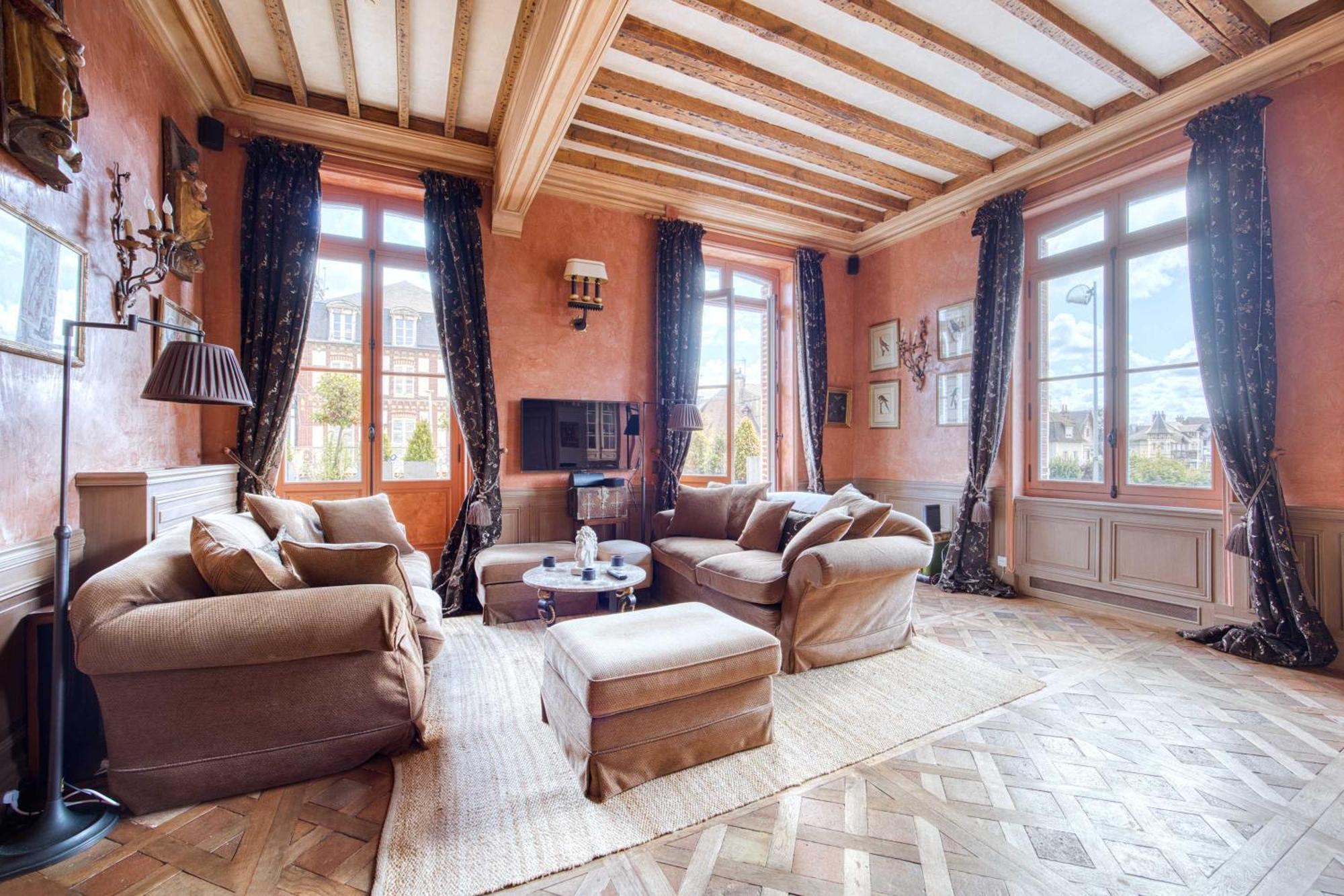 Luxurious 4 Bedroom Duplex, 200m From Place Morny *